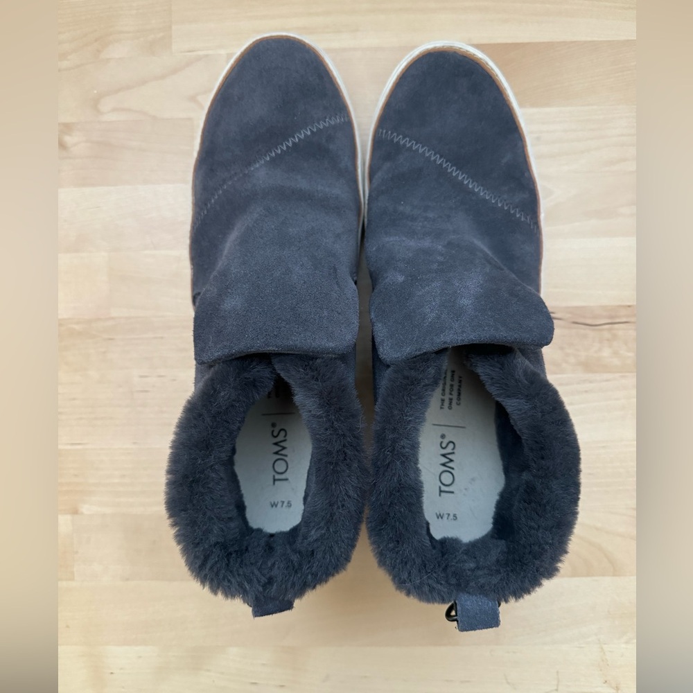 TOMS faux fur slip on size W 7.5
